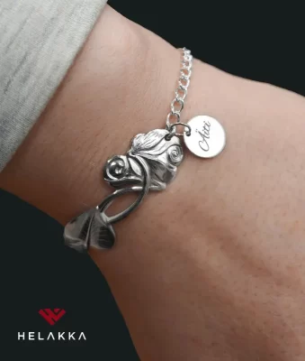 Helakka kaiverrettu koru nimilaatta