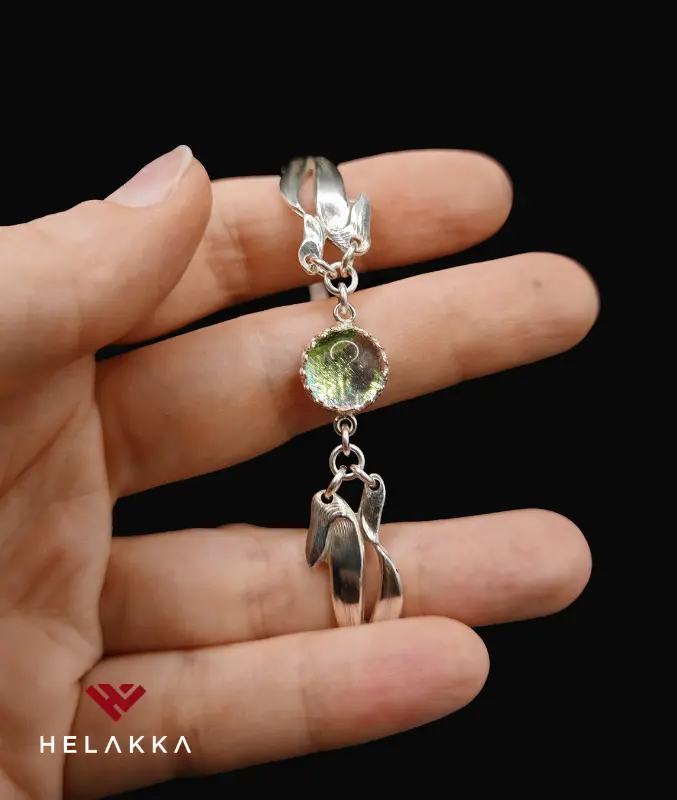 Helakka lusikkarannekoru lasilla viherhippu