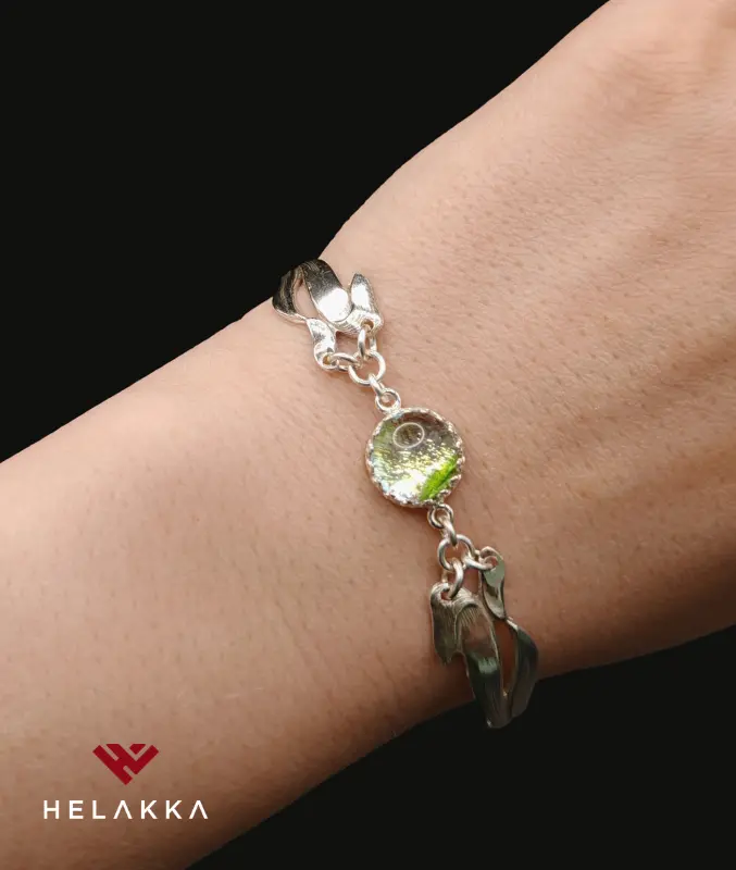 Helakka lusikkarannekoru lasilla viherhippu