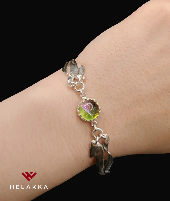 Helakka lusikkarannekoru lasilla vivahde