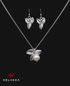 Helakka helmikorusetti kolmilehti