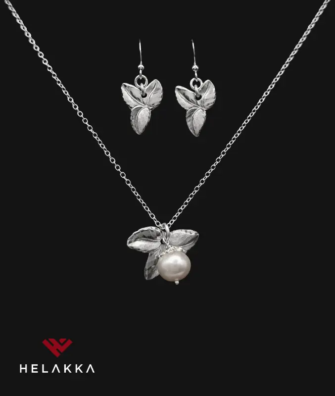 Helakka helmikorusetti kolmilehti